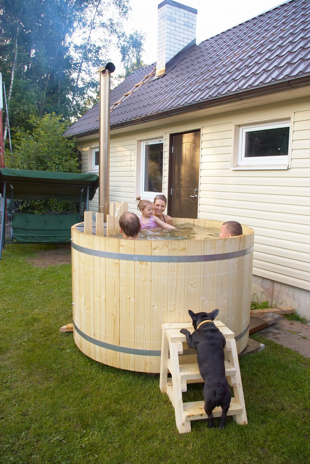 Észt Lucfenyő dézsa beépített kályhával