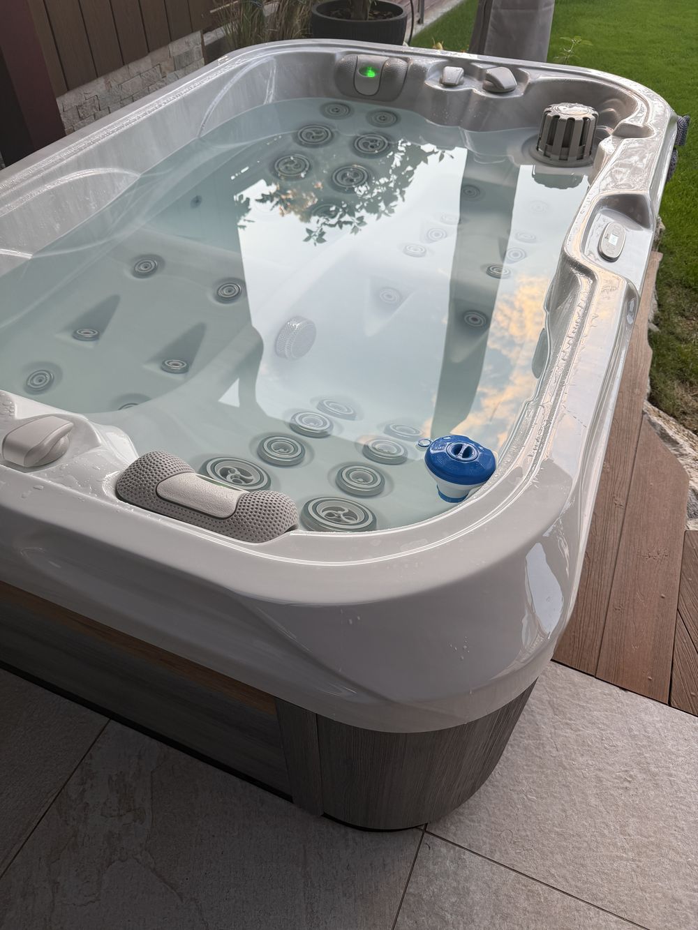 Revolution-spa INDULENCE 214x143x63cm  2 fős jakuzzi