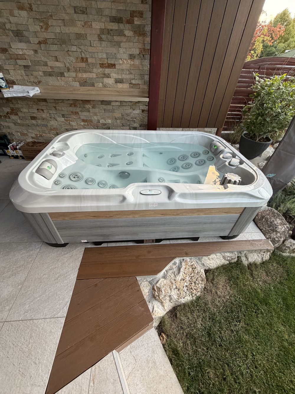 Revolution-spa INDULENCE 214x143x63cm  2 fős jakuzzi