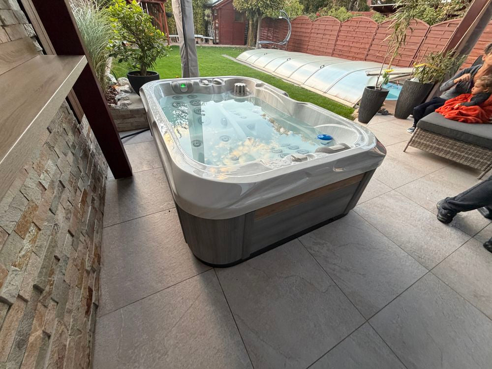 Revolution-spa INDULENCE 214x143x63cm  2 fős jakuzzi