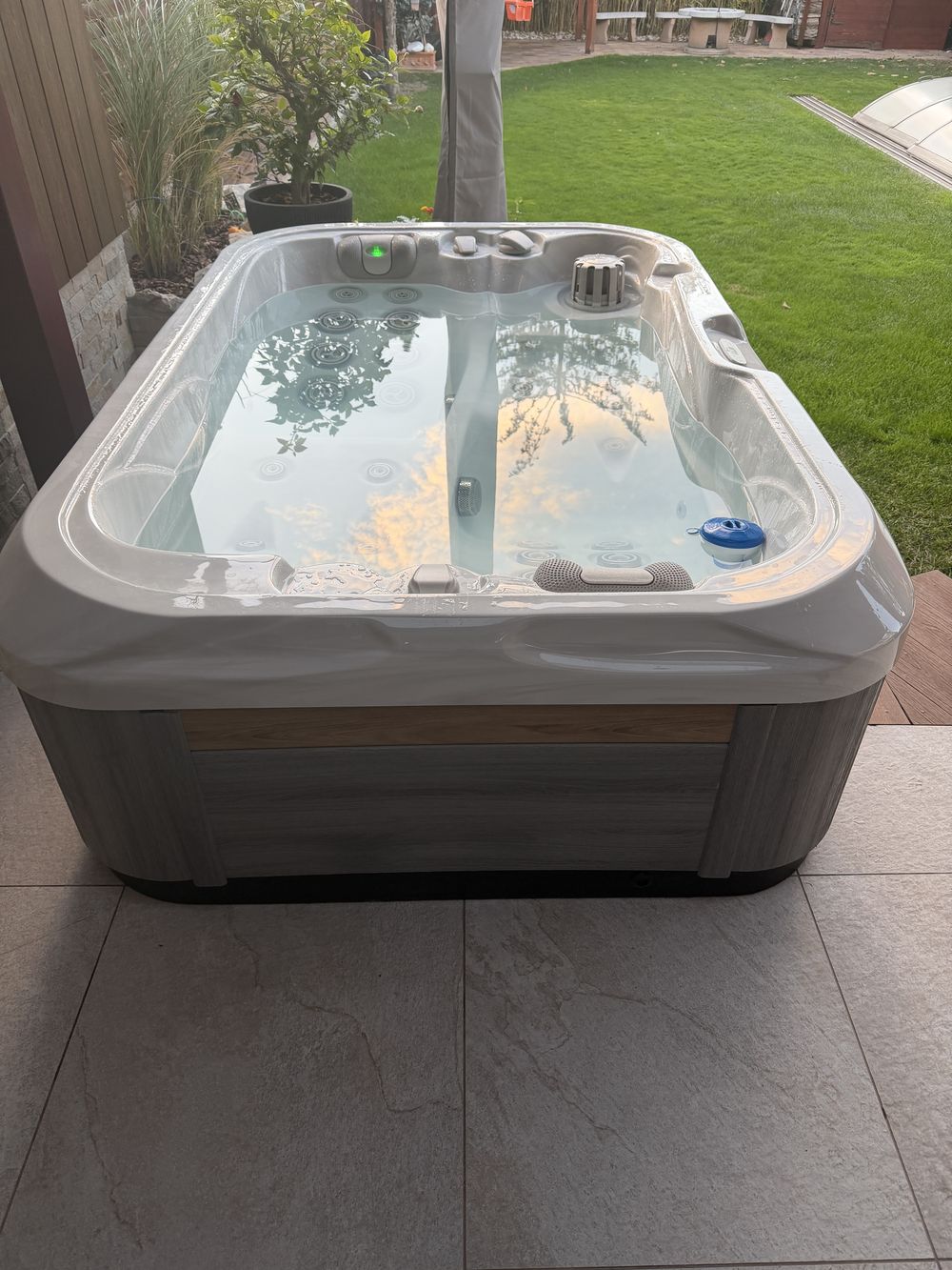 Revolution-spa INDULENCE 214x143x63cm  2 fős jakuzzi
