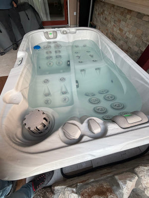 Revolution-spa INDULENCE 214x143x63cm  2 fős jakuzzi