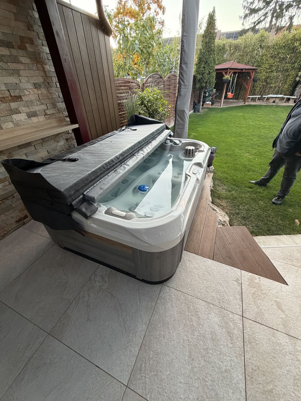 Revolution-spa INDULENCE 214x143x63cm  2 fős jakuzzi