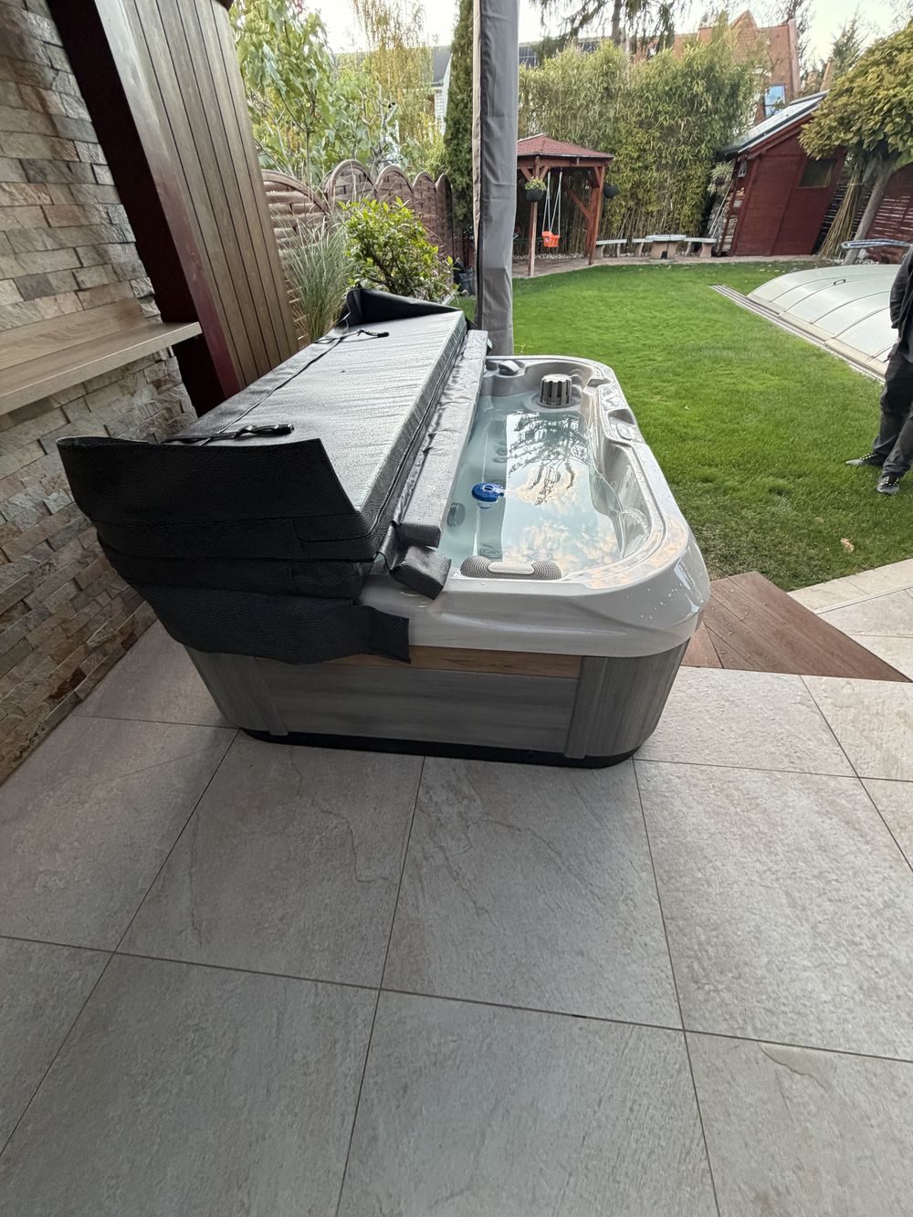 Revolution-spa INDULENCE 214x143x63cm  2 fős jakuzzi