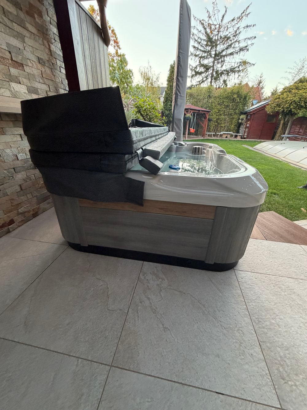 Revolution-spa INDULENCE 214x143x63cm  2 fős jakuzzi