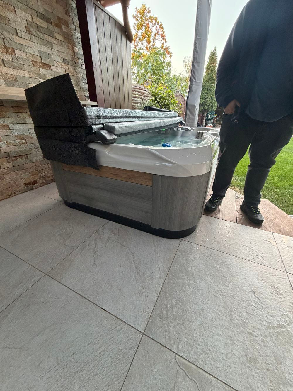 Revolution-spa INDULENCE 214x143x63cm  2 fős jakuzzi