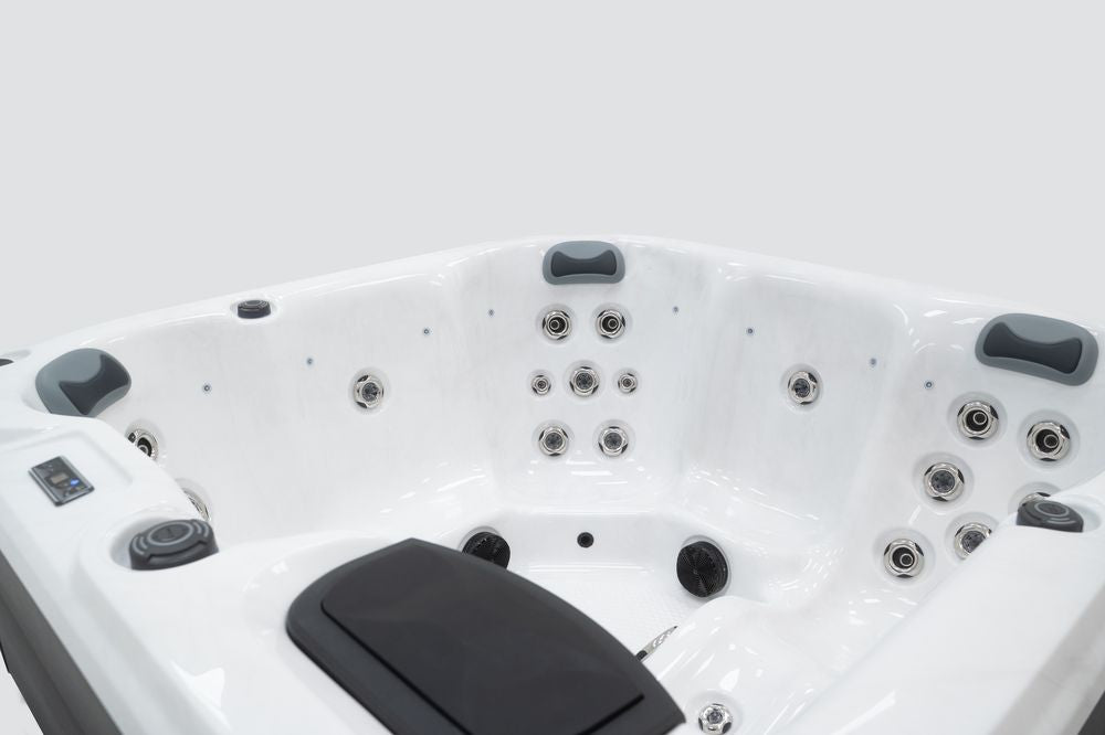 Revolution-spa Venus 200x200x80 6 fős jakuzzi