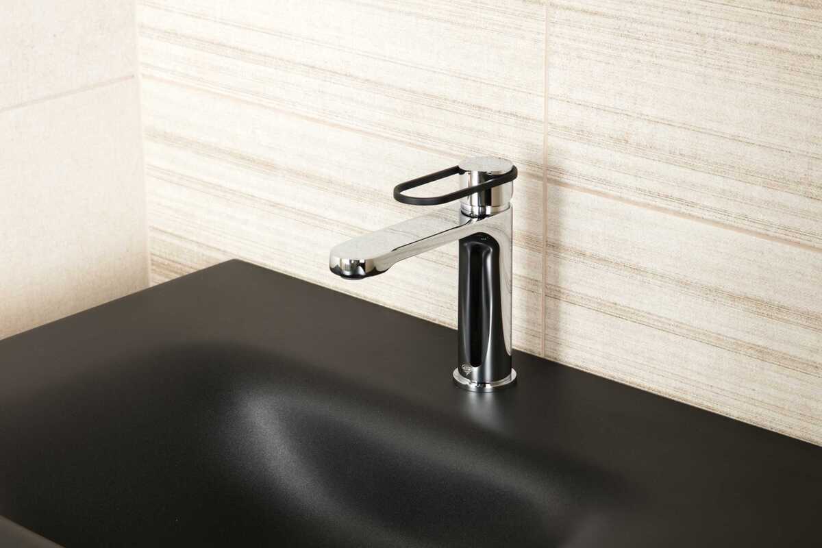 Mosdó csaptelep SAT Fusion leeresztőszelep nélkül kerek fekete karral