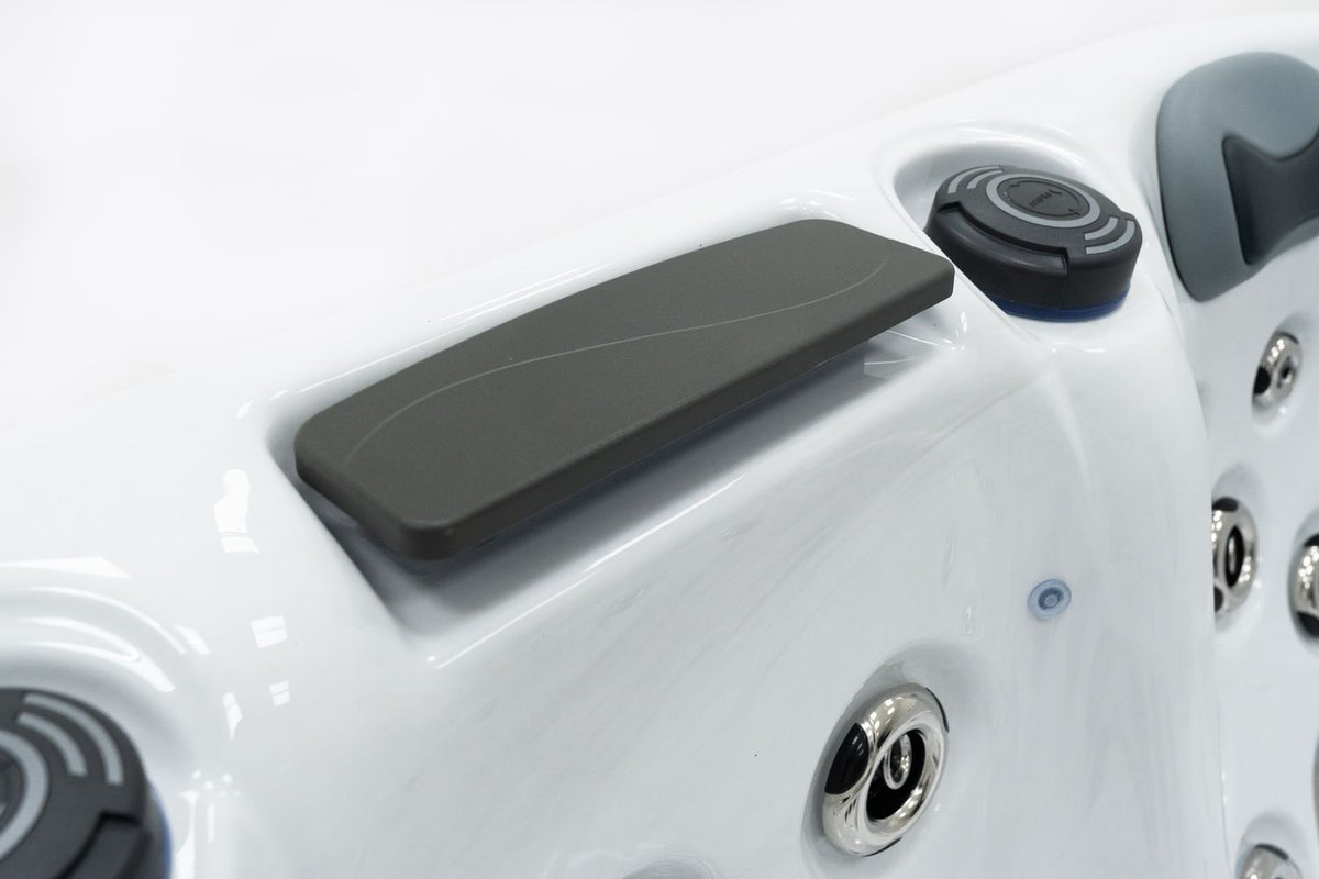 Revolution-spa Saturn 200x200x80 6 fős jakuzzi