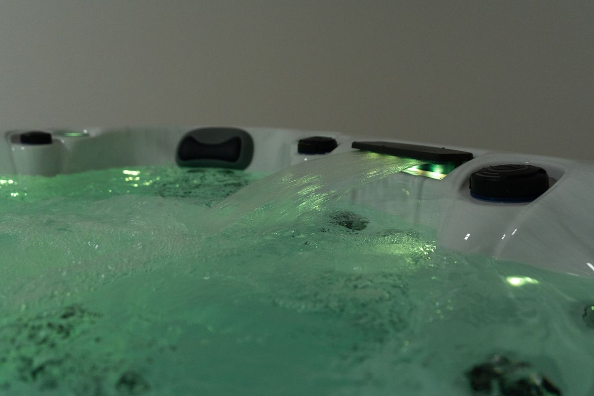 Revolution-spa Saturn 200x200x80 6 fős jakuzzi