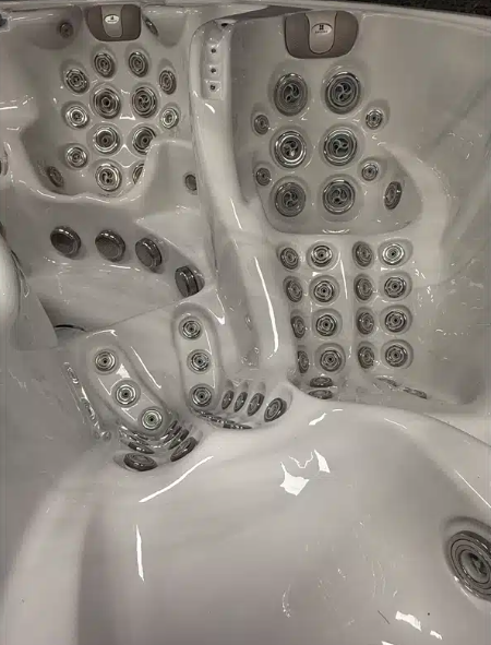 Revolution-spa The Oasis 275x234x91 cm 5 fős jakuzzi